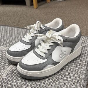 Alo Yoga Alo Recovery Mode Sneaker in Grey/White